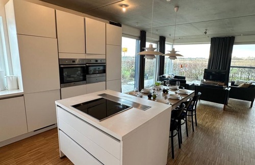 Neuharlingersiel Maison | Spacious modern vacation home on the canal in Nordic design