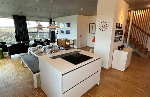 Neuharlingersiel Maison | Spacious modern vacation home on the canal in Nordic design