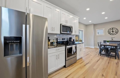 Near East Columbus Maison | Spacious Modern 3 BR 2.5Bath Central Free Parking
