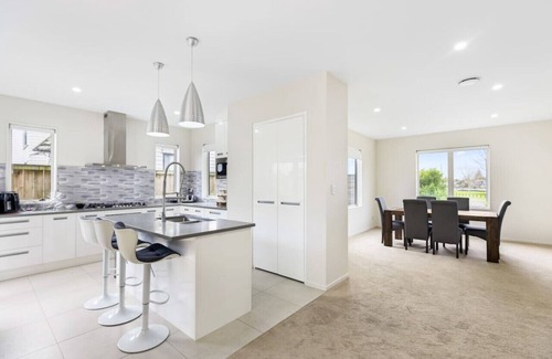 Papakura Maison | Spacious Modern 3BR Home | WiFi Netflix & Office