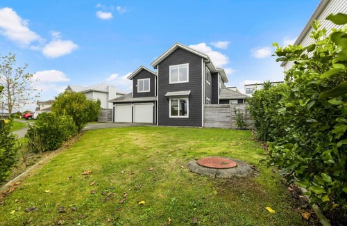 Papakura Maison | Spacious Modern 3BR Home | WiFi Netflix & Office