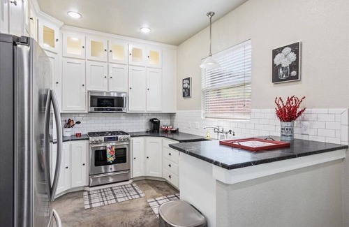 Waco Maison | Spacious modern 4 bedroom house -downtown Waco near Silo District