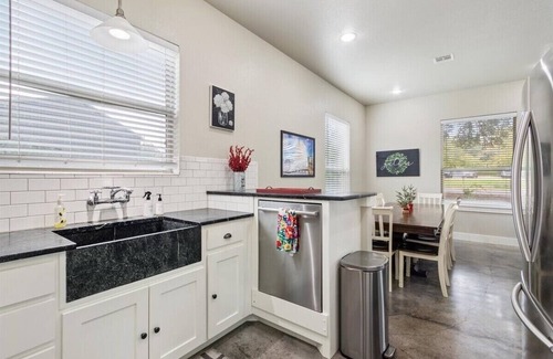 Waco Maison | Spacious modern 4 bedroom house -downtown Waco near Silo District
