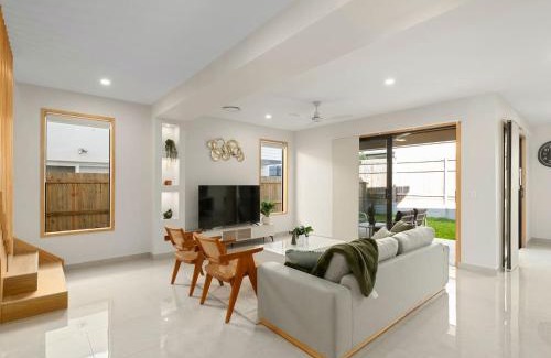 Pallara Maison | Spacious Modern 6BR Family Home in Pallara QLD