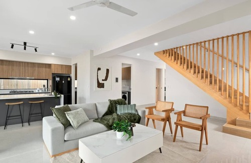 Pallara Maison | Spacious Modern 6BR Family Home in Pallara QLD