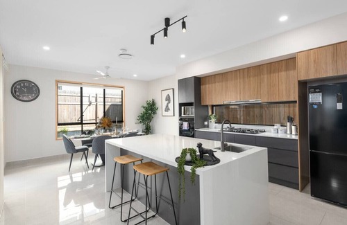 Pallara Maison | Spacious Modern 6BR Family Home in Pallara QLD