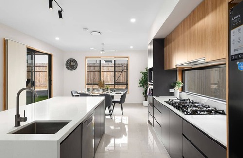 Pallara Maison | Spacious Modern 6BR Family Home in Pallara QLD