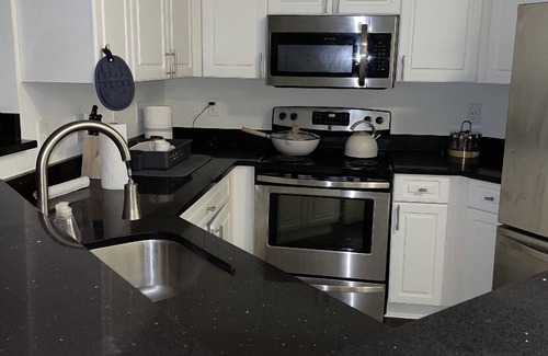 River Edge Maison | Spacious Modern Apartment, 25MIN NYC!