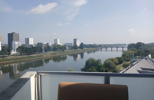 Ile Beaulieu Appartement | Spacious modern apartment with view of the Loire