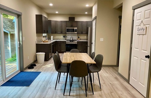 Paradise Estates Maison | Spacious Modern Cabin! 5mi to Park w/ Hot Tub & Wifi