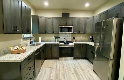 Paradise Estates Maison | Spacious Modern Cabin! 5mi to Park w/ Hot Tub & Wifi