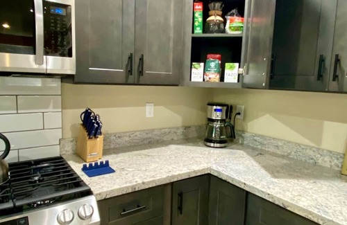 Paradise Estates Maison | Spacious Modern Cabin! 5mi to Park w/ Hot Tub & Wifi