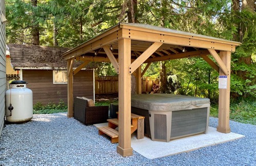 Paradise Estates Maison | Spacious Modern Cabin! 5mi to Park w/ Hot Tub & Wifi