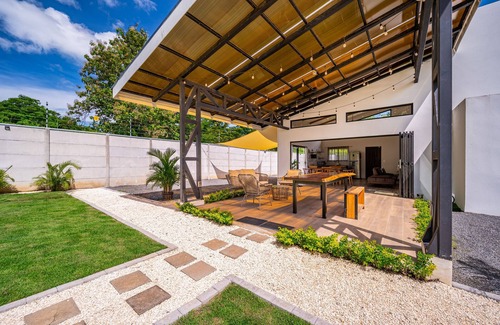 Sardinal Maison | Spacious modern home with firepit, lush yard, dog friendly & near beach
