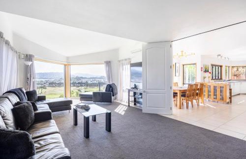 Wellington Maison | Spacious modern executive home