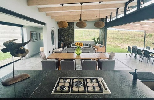 Mogale City Autre | Spacious modern farmhouse on 16 hectares