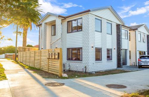 Papatoetoe Maison | Spacious Modern Home near Airport and Manukau City