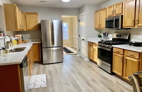 Lovejoy Maison | Spacious, Modern House with Cozy Fireplace, Home Office and Master Suite