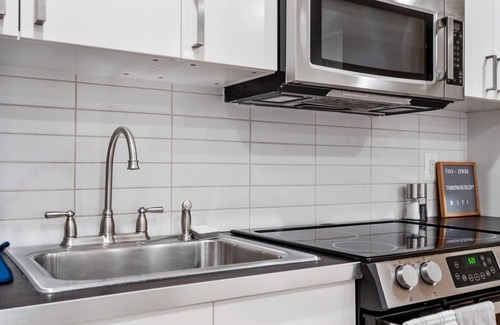 Northwest Maison | Spacious, Modern Luxury 2 bed, 2 bath w/ Spectacular Rooftop!