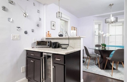 Everett Copropriété | Grande et moderne maison de luxe en duplex près de Boston et Cambridge avec parking gratuit
