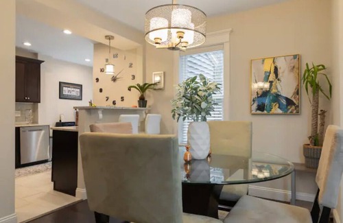 Everett Copropriété | Grande et moderne maison de luxe en duplex près de Boston et Cambridge avec parking gratuit