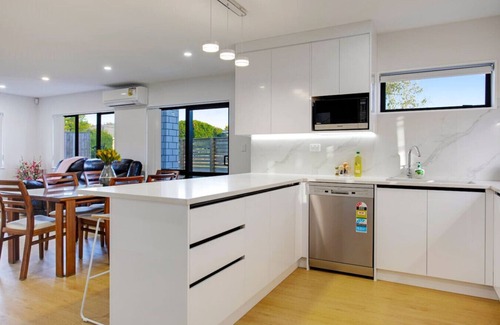 Papatoetoe Maison | Spacious Modern Home near Airport and Manukau City