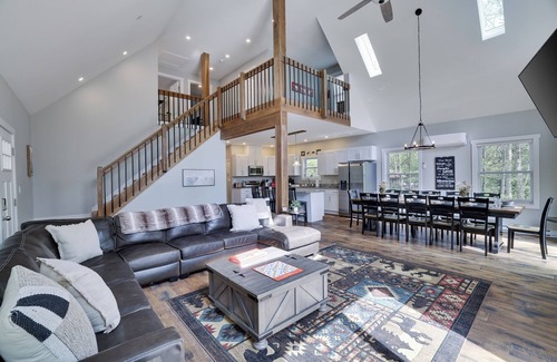 Jim Thorpe Chalet De Ski | Spacious Mountain Chalet For Groups & Family Reunions with Pool & Lake Access!