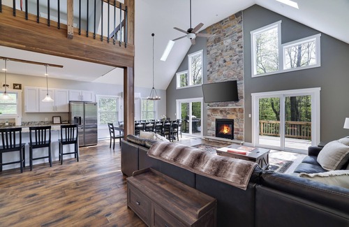 Jim Thorpe Chalet De Ski | Spacious Mountain Chalet For Groups & Family Reunions with Pool & Lake Access!