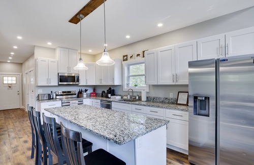 Jim Thorpe Chalet De Ski | Spacious Mountain Chalet For Groups & Family Reunions with Pool & Lake Access!
