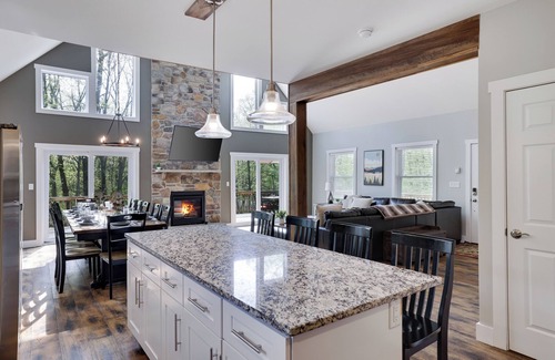 Jim Thorpe Chalet De Ski | Spacious Mountain Chalet For Groups & Family Reunions with Pool & Lake Access!