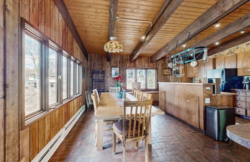 Mountain Valley Cabine | Maison de style chalet de montagne spacieuse mais confortable avec accès ski à proximité