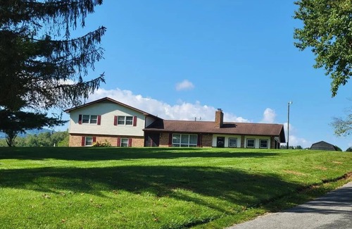 Sugar Grove Maison | Spacious Mountain Retreat – Sleeps 12 – Pool, Hot Tub, Peaceful & Beautiful!