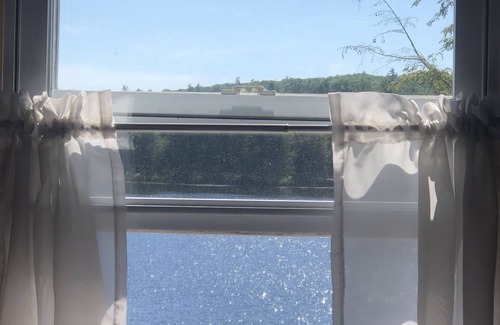 Alton Bay Maison | Spacious New Hampshire mountain waterfront get away house. Boats & private docks