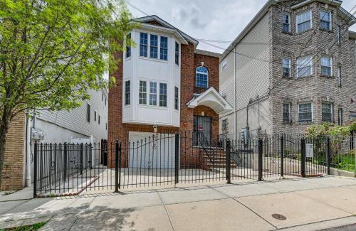 Newark Maison | Spacious Newark Duplex in Walkable Location!
