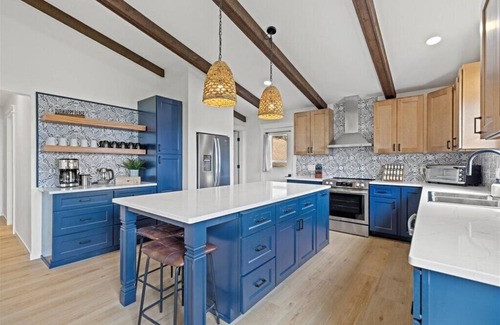 Beaver Dam Maison | Spacious Newly Renovated 5-bedroom Lake Front house in charming Beaver Dam WI