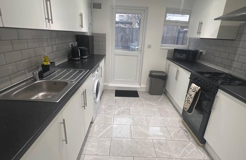 East Ham North Appartement | Spacious & Newly Renovated 4BD House — East Ham!