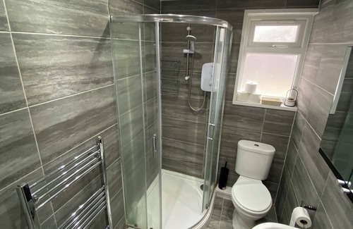 East Ham North Appartement | Spacious & Newly Renovated 4BD House — East Ham!