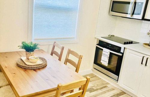 Niagara Falls Maison | Modern 2 Bedroom Lavender Suit , Short Walk to Niagara Falls