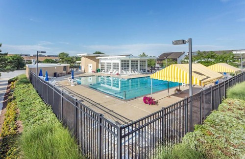 North Shores Maison | Spacious North Shores Townhome: Steps to Beach, Pool, Tennis, & Playground!