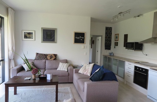 Tawharanui Cottage | Spacieux, moderne, tranquille, pratique, très bien situé avec vue sur la mer et dans la brousse.