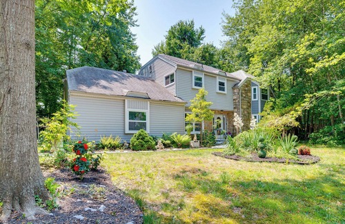 Wickatunk Maison | Spacious Old Bridge Home ~ 10 Mi to Jersey Shore!