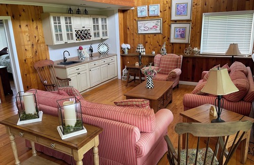 Bayberry Maison | Spacious 6-bedroom house with AC and WiFi on beautiful Oneida Lake