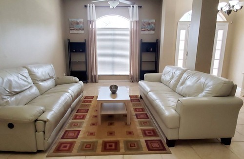 Deltona Lakes Maison | Spacious open concept home near the beaches and Disney attractions