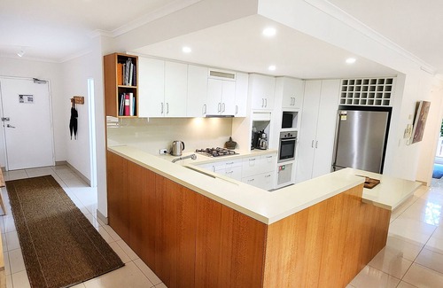 Redfern Appartement | Spacious Park-Side Retreat Moments From The City