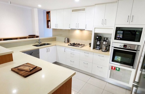 Redfern Appartement | Spacious Park-Side Retreat Moments From The City