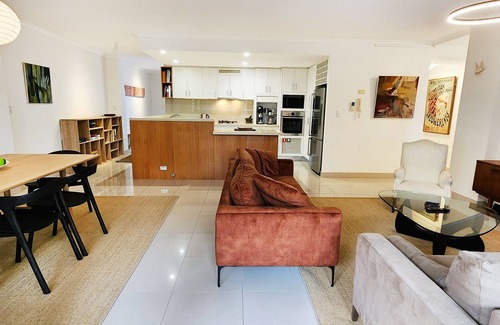 Redfern Appartement | Spacious Park-Side Retreat Moments From The City