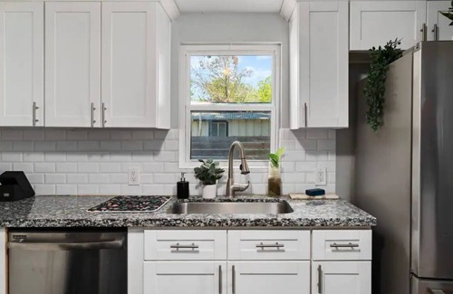 Dunbar Maison | Spacious Patio + Close to The Square + Pet Friendly + Full Kitchen