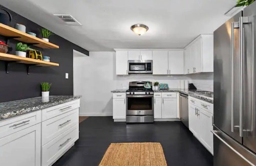 Dunbar Maison | Spacious Patio + Close to The Square + Pet Friendly + Full Kitchen