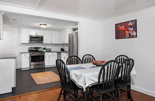 Dunbar Maison | Spacious Patio + Close to The Square + Pet Friendly + Full Kitchen