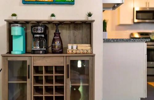 Dunbar Maison | Spacious Patio + Close to The Square + Pet Friendly + Full Kitchen